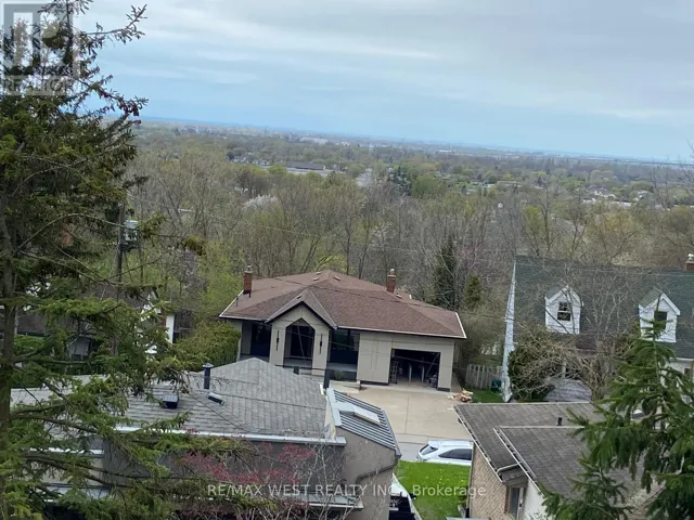 10 DUNDAS CRESCENT, St. Catharines (Burleigh Hill), Ontario L2T1T3