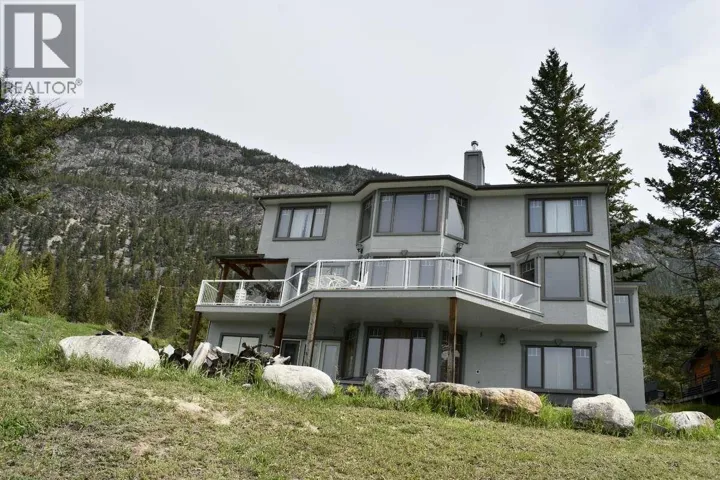 8381 RICHARDSON Crescent, Canal Flats, British Columbia V0B1B0