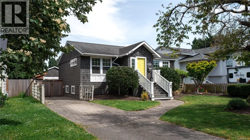 1721 Amphion St, Victoria, British Columbia V8R4Z8