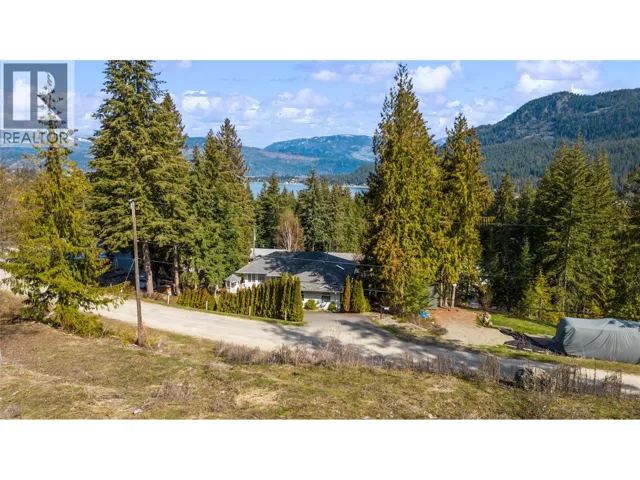 2622 Woodland Place, Blind Bay, British Columbia V0E1H2
