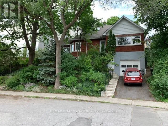 11 KIPPEWA DRIVE, Ottawa, Ontario K1S3G3