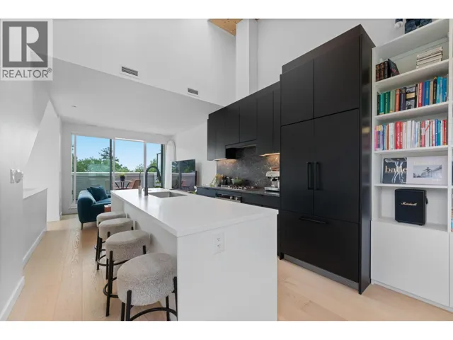 201 650 E 2ND STREET, North Vancouver, British Columbia V7M1E3