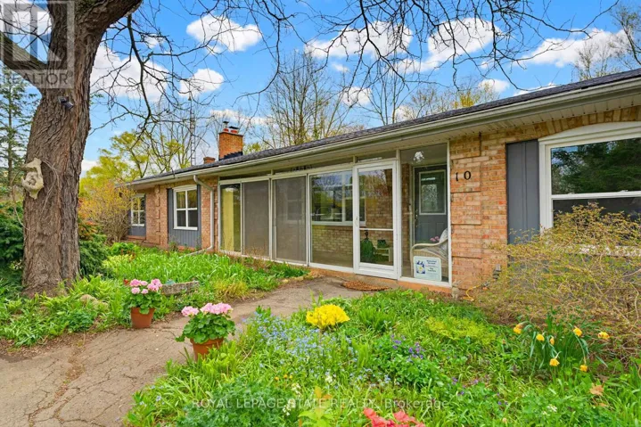 10 HUISMAN LANE, Hamilton, Ontario L8N2Z7