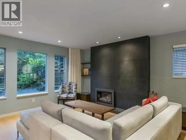 Main 4533 W 16TH AVE, Vancouver, British Columbia V6R3E8
