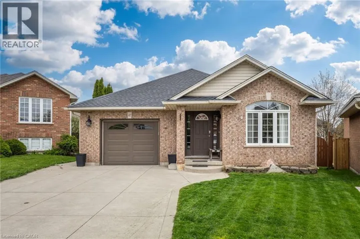 47 HANNAH Crescent, Hamilton, Ontario L9B2V4