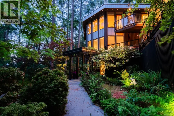 1457 Howcrest Rd, North Saanich, British Columbia V8L5K1