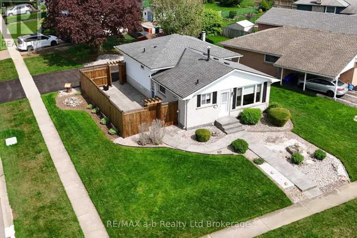 324 MACDONALD DRIVE, Woodstock (Woodstock - North), Ontario N4S8E3