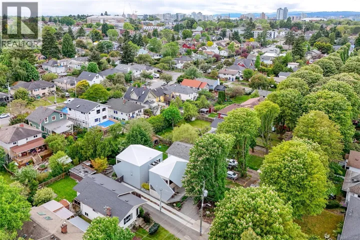 1427 Walnut St, Victoria, British Columbia V8R1Y7