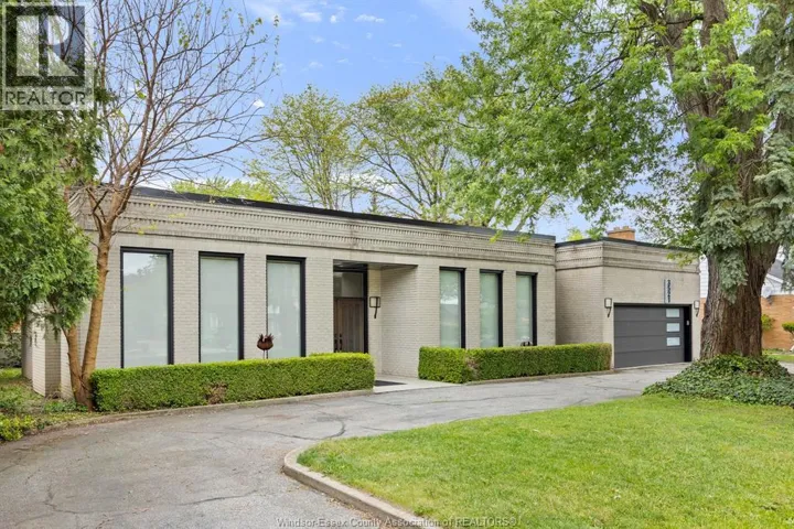 3521 OUELLETTE, Windsor, Ontario N9E3M3