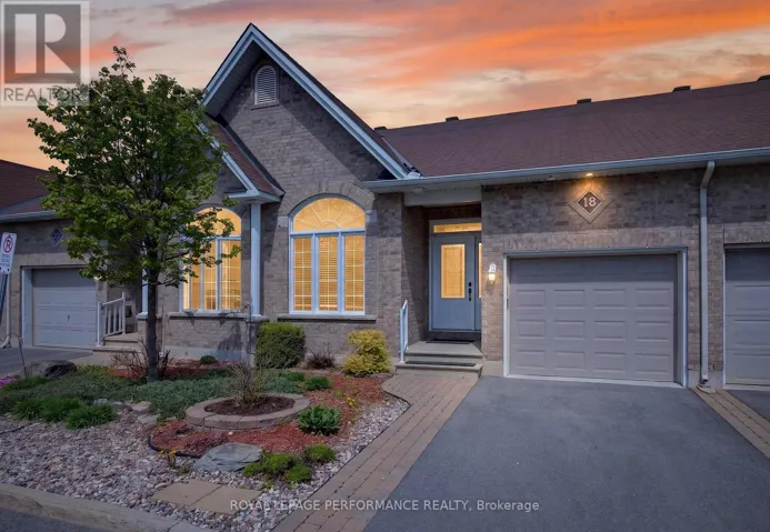 18 CHAPELIER PRIVATE, Ottawa, Ontario K1E3Y1