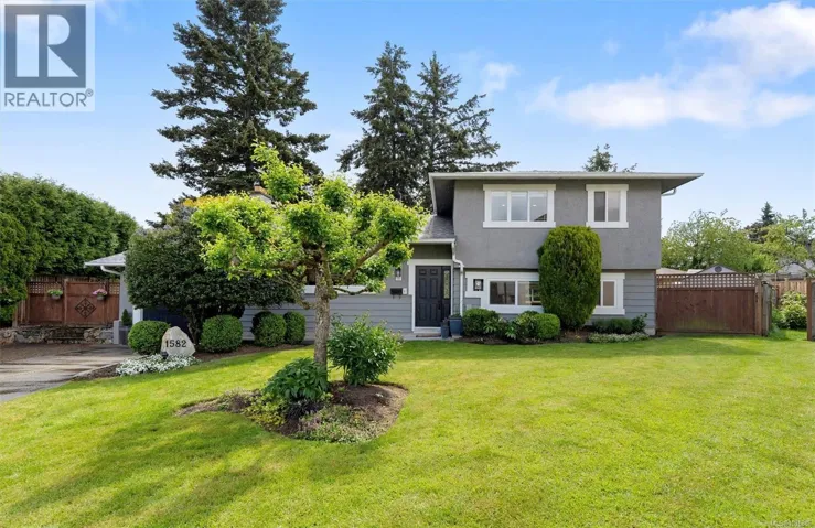 1582 Fremont Pl, Saanich, British Columbia V8N4Y5