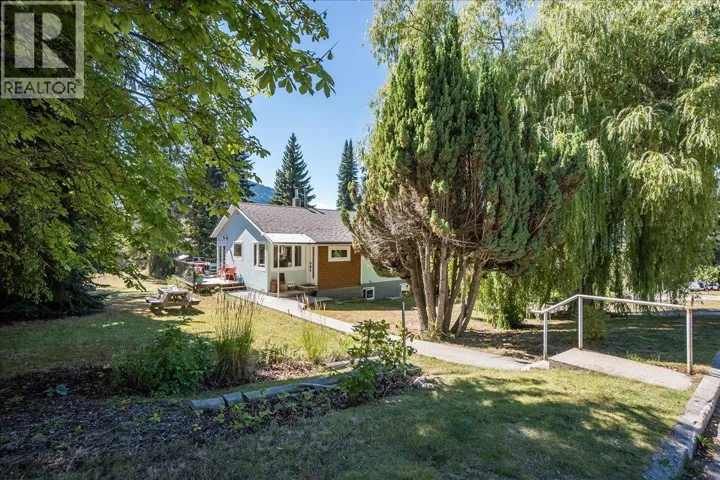 1922 Kootenay Street, Nelson, British Columbia V1L1M4