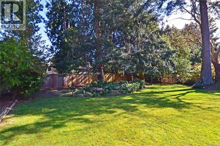 1838 DUNNETT Cres, Saanich, British Columbia V8N2P5