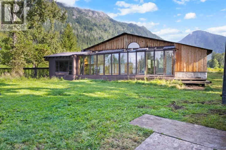 16465 WADDS Road, Crawford Bay, British Columbia V0B1E0
