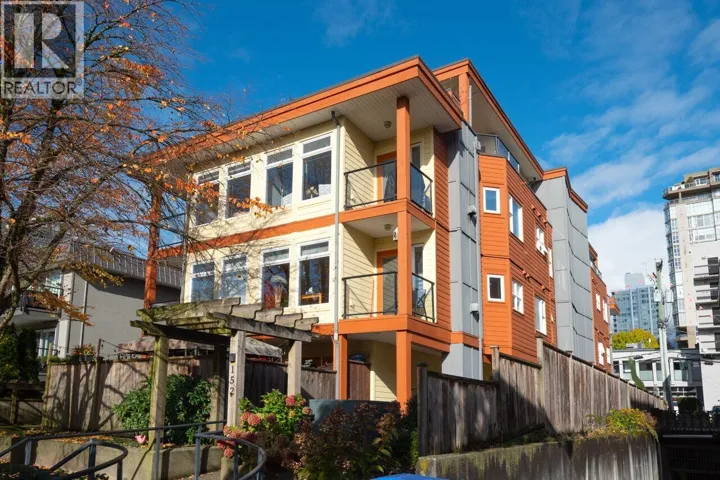 304 152 E 12TH STREET, North Vancouver, British Columbia V7L2J4