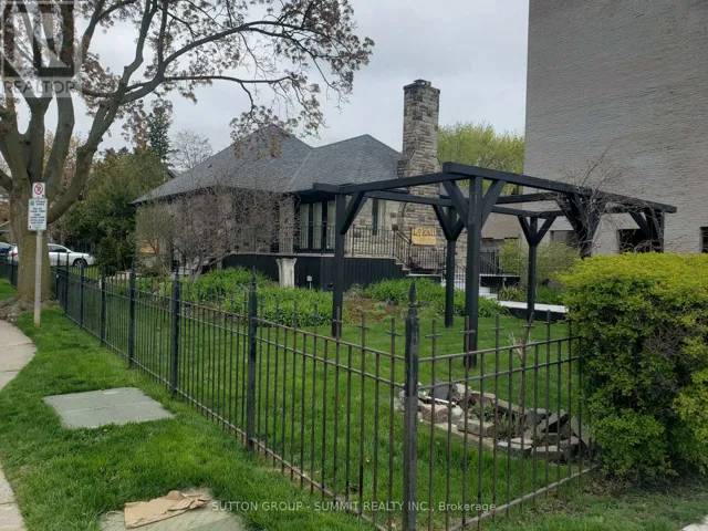 3 BRANT AVENUE, Mississauga (Port Credit), Ontario L5G3N9