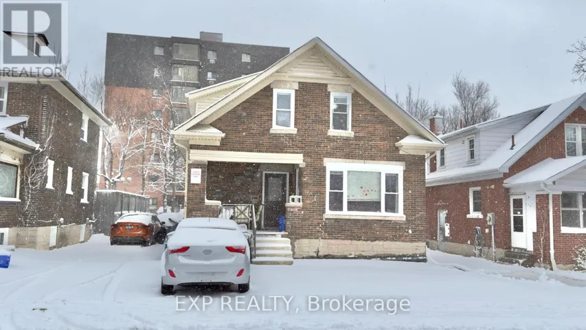 B - 16 MARSHALL STREET, Waterloo, Ontario N2J2T2
