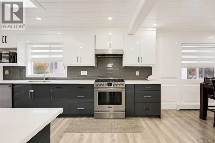 2710 Victor St, Victoria, British Columbia V8R4E4