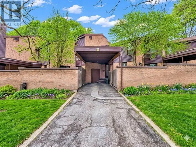 3 - 28 UNDERHILL CRESCENT, Kitchener, Ontario N2A2S8