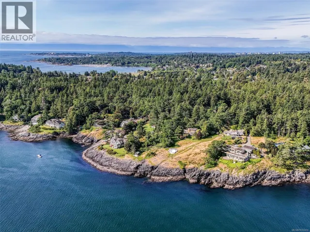 2550 Queenswood Dr, Saanich, British Columbia V8N1X5