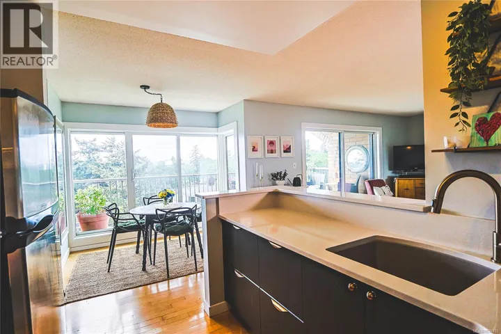604 4030 Quadra St, Saanich, British Columbia V8X1K2