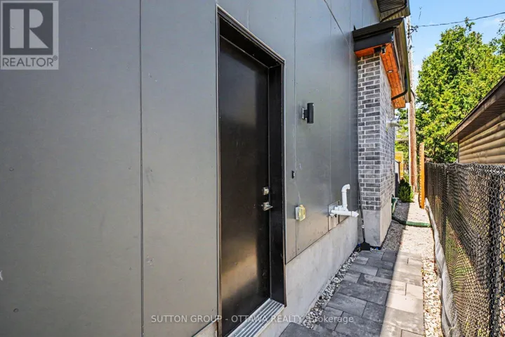 17 LOTTA AVENUE, Ottawa, Ontario K2G2A9