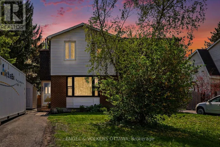 900 BORLAND DRIVE, Ottawa, Ontario K1E1X5
