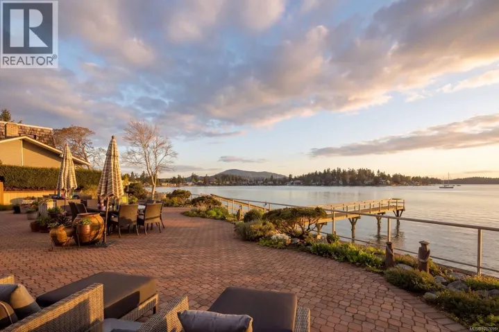 2450 Whidby Lane, Sidney, British Columbia V8L2K3