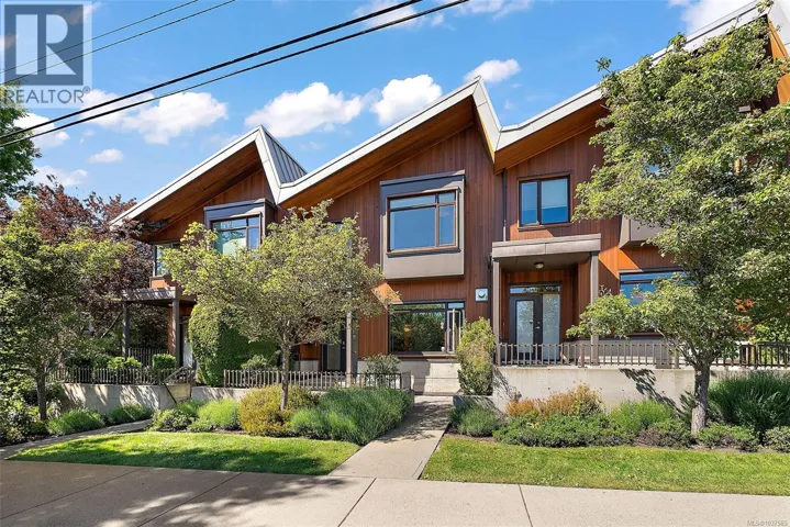 2 1696 Pear St, Saanich, British Columbia V8P2A6
