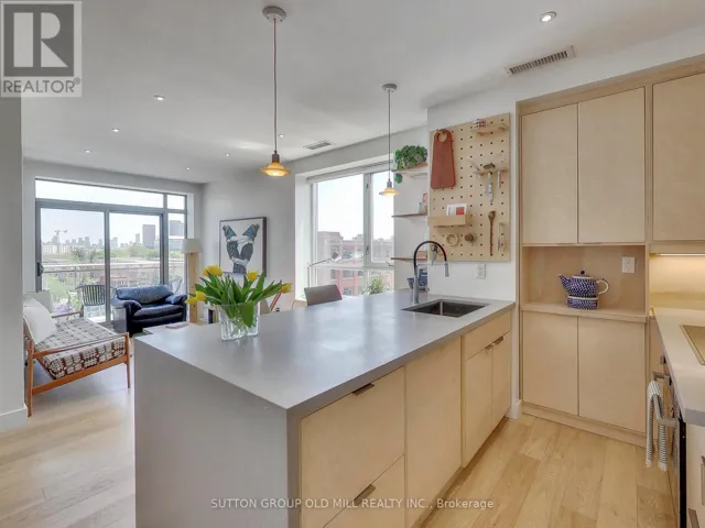 712 - 2495 DUNDAS STREET W, Toronto (High Park North), Ontario M6P1X4