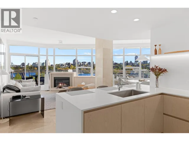 701 628 KINGHORNE MEWS, Vancouver, British Columbia V6Z3H6