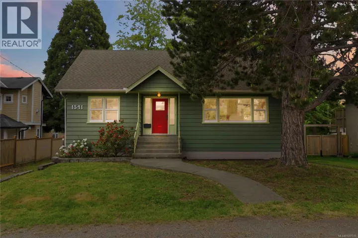 1541 McRae Ave, Saanich, British Columbia V8P1G4