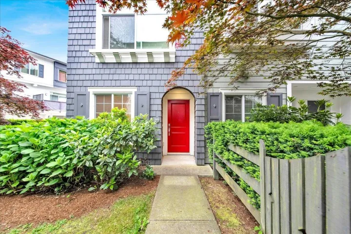 105 15340 GUILDFORD DRIVE, Surrey, British Columbia V3R0C9