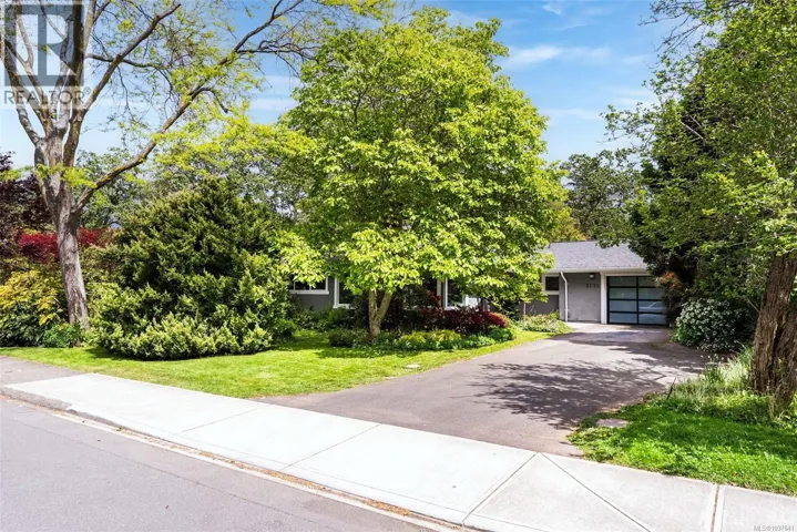 3171 Henderson Rd, Oak Bay, British Columbia V8P5A3