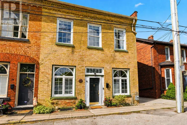 16 HATT STREET, Hamilton (Dundas), Ontario L9H2E8
