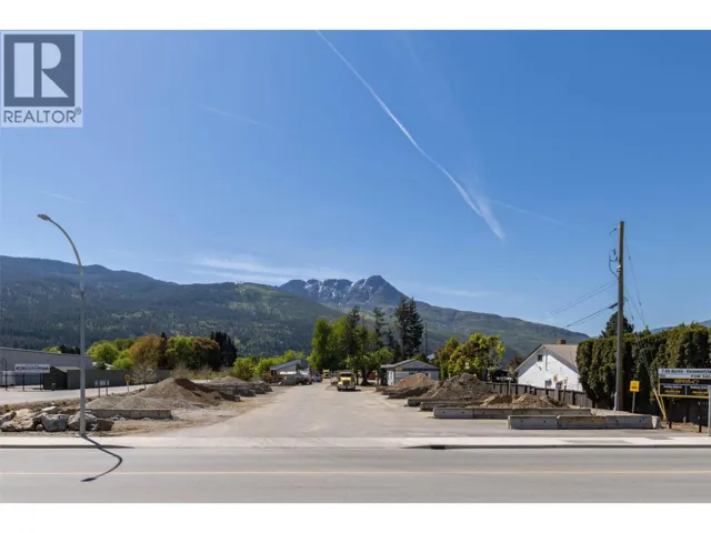 2220/2270 10 Avenue SW, Salmon Arm, British Columbia V1E0E1