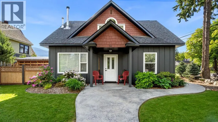 98 2nd Avenue NW, Nakusp, British Columbia V0G1R0