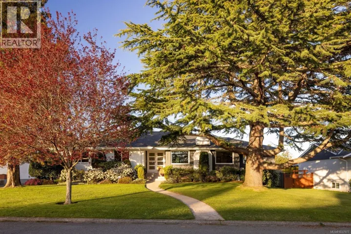 2700 Dorset Rd, Oak Bay, British Columbia V8R3N1