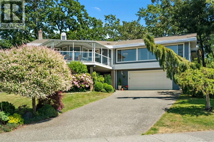 858 Maltwood Terr, Saanich, British Columbia V8X5C7