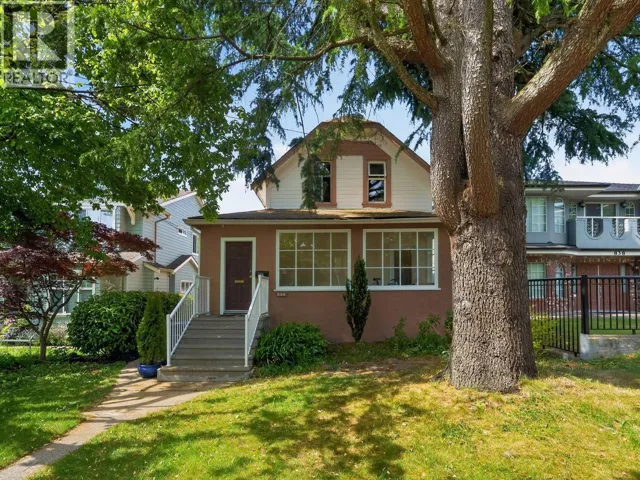 836 THIRTEENTH STREET, New Westminster, British Columbia V3M4M9