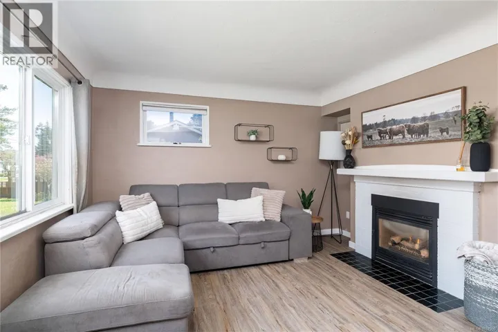 545 Tait St, Saanich, British Columbia V8Z4V6