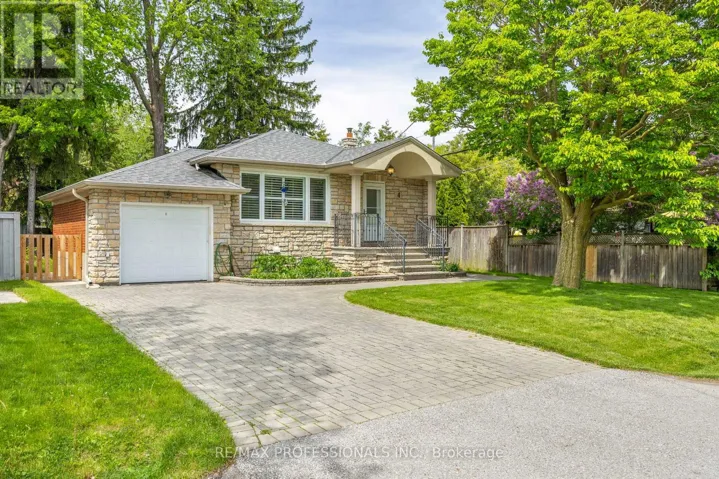 4 BEAVERBROOK AVENUE, Toronto (Princess-Rosethorn), Ontario M9B2M7