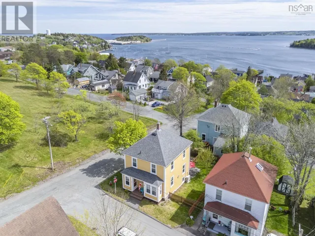 206 Fox Street, Lunenburg, Nova Scotia B0J2C0