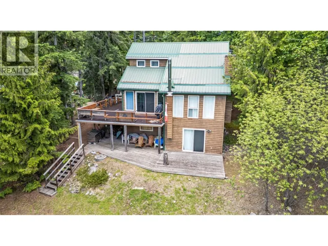 7256 Estate Drive, Anglemont, British Columbia V0E1M8