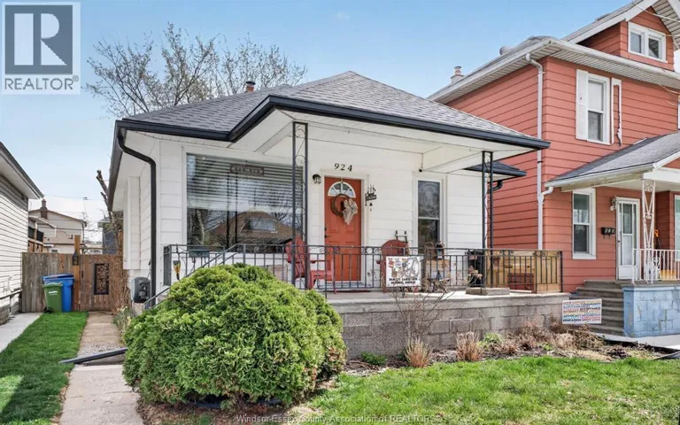 924 MARENTETTE AVENUE, Windsor, Ontario N9A2A3