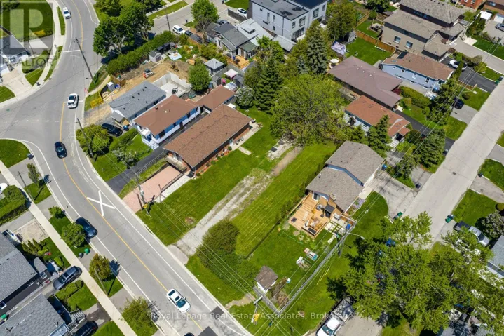 1067 ALEXANDRA AVENUE, Mississauga (Lakeview), Ontario L5E2A1