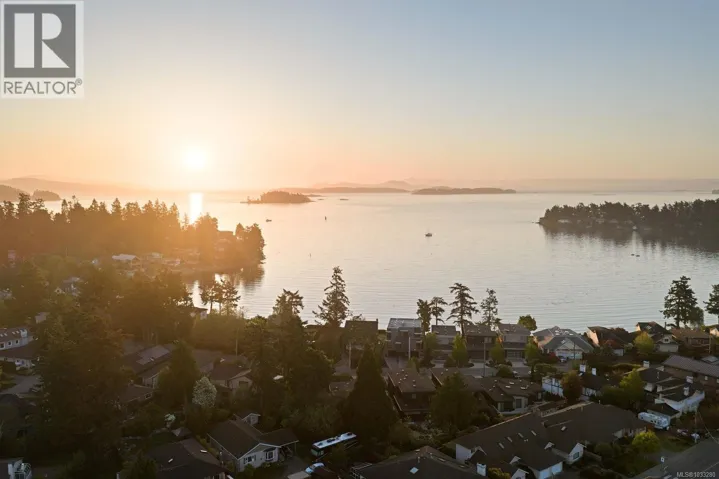 2 10393 Allbay Rd, Sidney, British Columbia V8L2N8