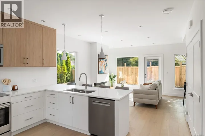 4 2118 Pentland Rd, Oak Bay, British Columbia V8S2W4