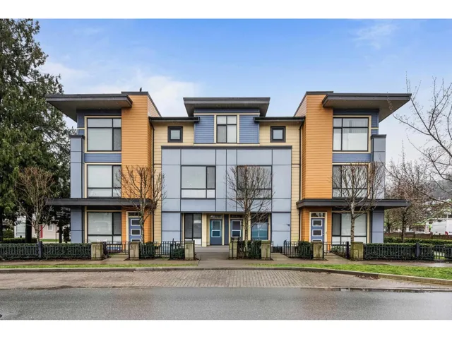 3 45615 TAMIHI WAY, Garrison Crossing, Chilliwack, British Columbia V2R0X4