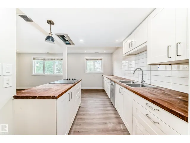 1488 LAKEWOOD RD W NW, Edmonton, Alberta T6K3M2